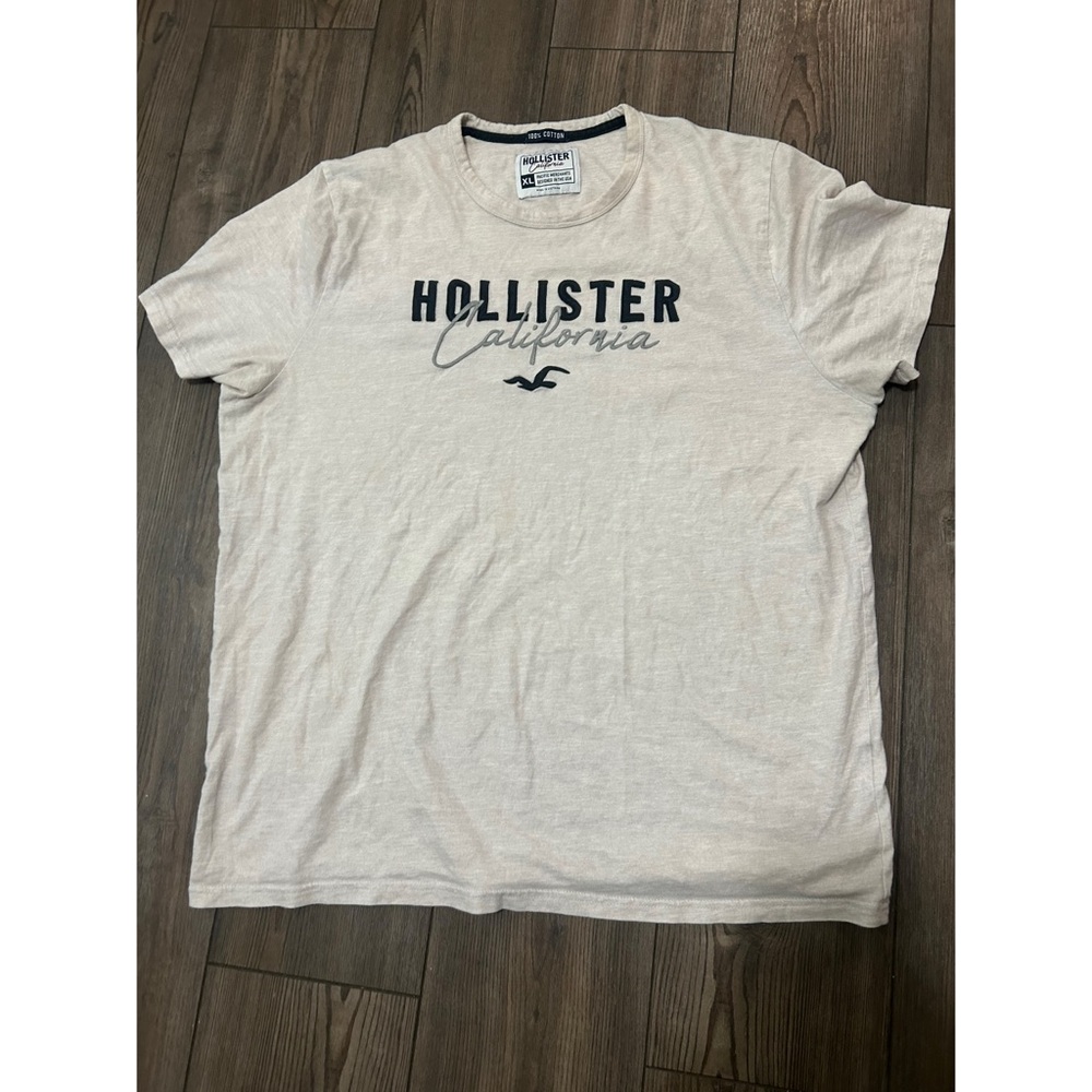 Hollister Men's Off-White Graphic Tee